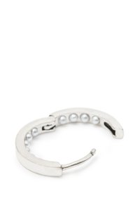 Orecchino a cerchio in argento con un design curvo e piccole perline in argento all'interno, dotato di una chiusura aperta per un facile indossamento.