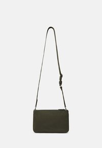 Bolsa crossbody verde oliva com uma textura suave, forma retangular, alça ajustável e fecho superior com zíper. Design minimalista.