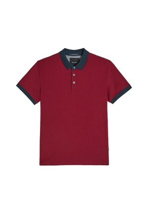 Czerwona koszulka polo z fakturowanym wzorem, granatowym kołnierzykiem i mankietami na rękawach, zapięciem na trzy guziki oraz małą metką marki na dole.