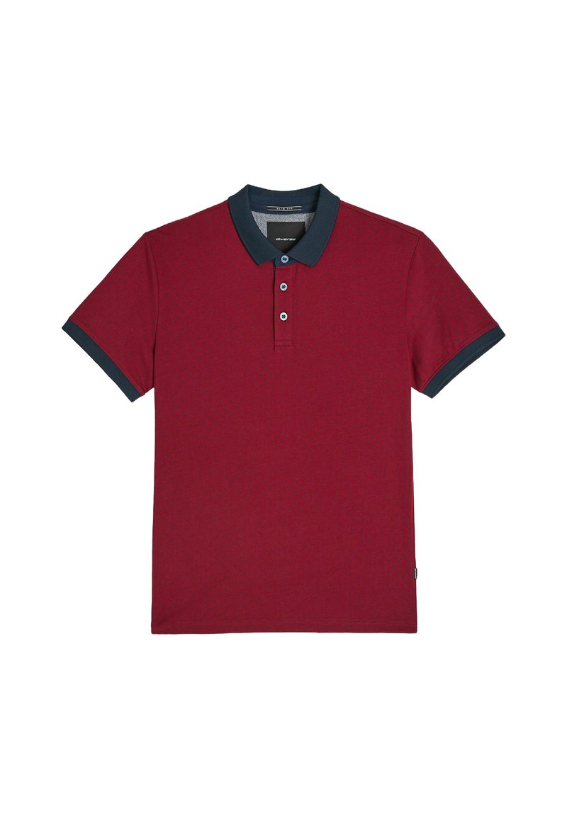 Czerwona koszulka polo z fakturowanym wzorem, granatowym kołnierzykiem i mankietami na rękawach, zapięciem na trzy guziki oraz małą metką marki na dole.