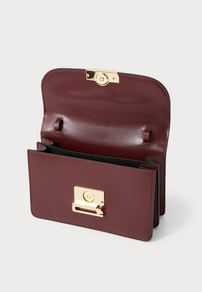 Victoria Beckham MINI DORIAN BAG - Håndtasker - burgundy