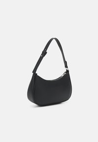 Svart läderhandväska med en rundad design, en smal justerbar rem och ett ovansidan dragkedja. Slät textur utan synliga mönster.