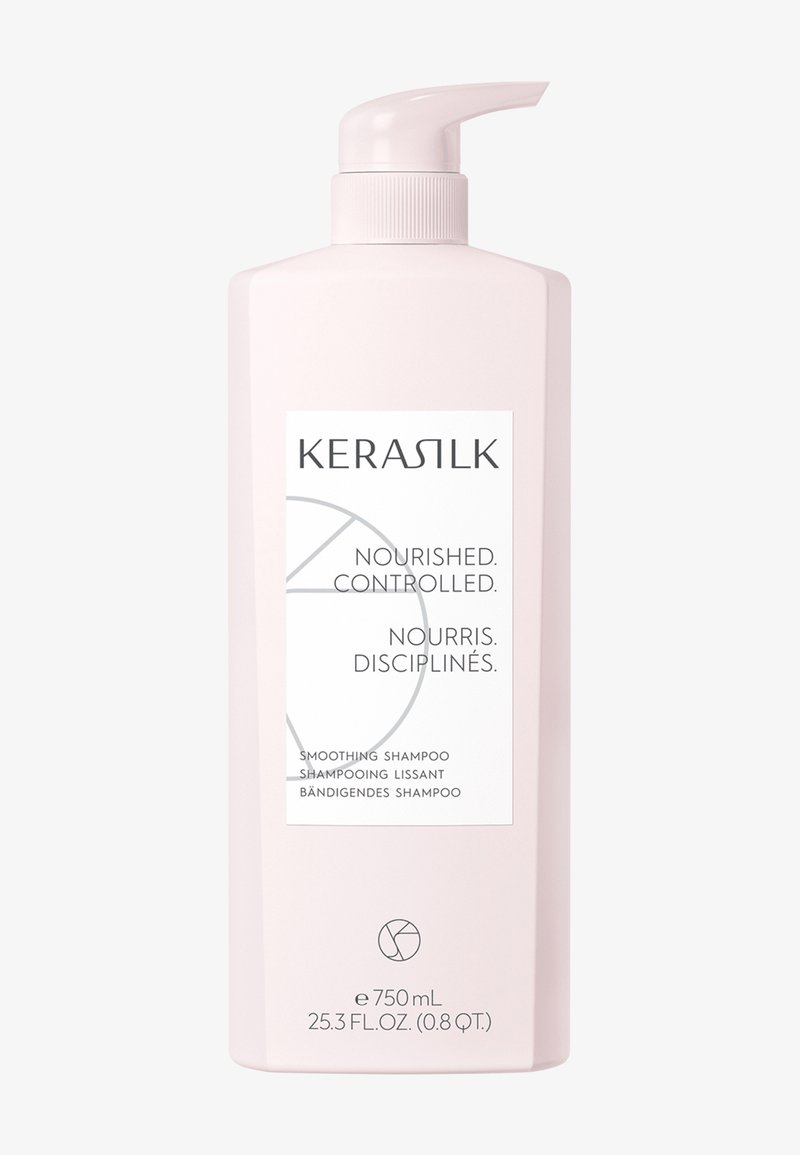 Grande bouteille pompe rose pâle de shampooing lissant Kerasilk, étiquetée « Nourri. Contrôlé. » avec une contenance de 750 ml.