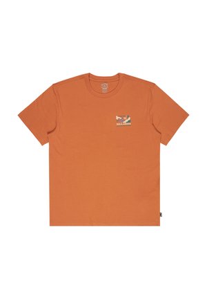 Camiseta naranja óxido de manga corta con un pequeño gráfico colorido y texto "Billabong Adventure Division" en el lado izquierdo del pecho.