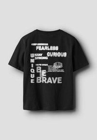 Schwarzes Baumwoll-T-Shirt mit weißem, motivierendem Text in verschiedenen Schriftarten, der Phrasen wie "OHNE ANGST", "EINZIGARTIG" und "MUTIG" hervorhebt.