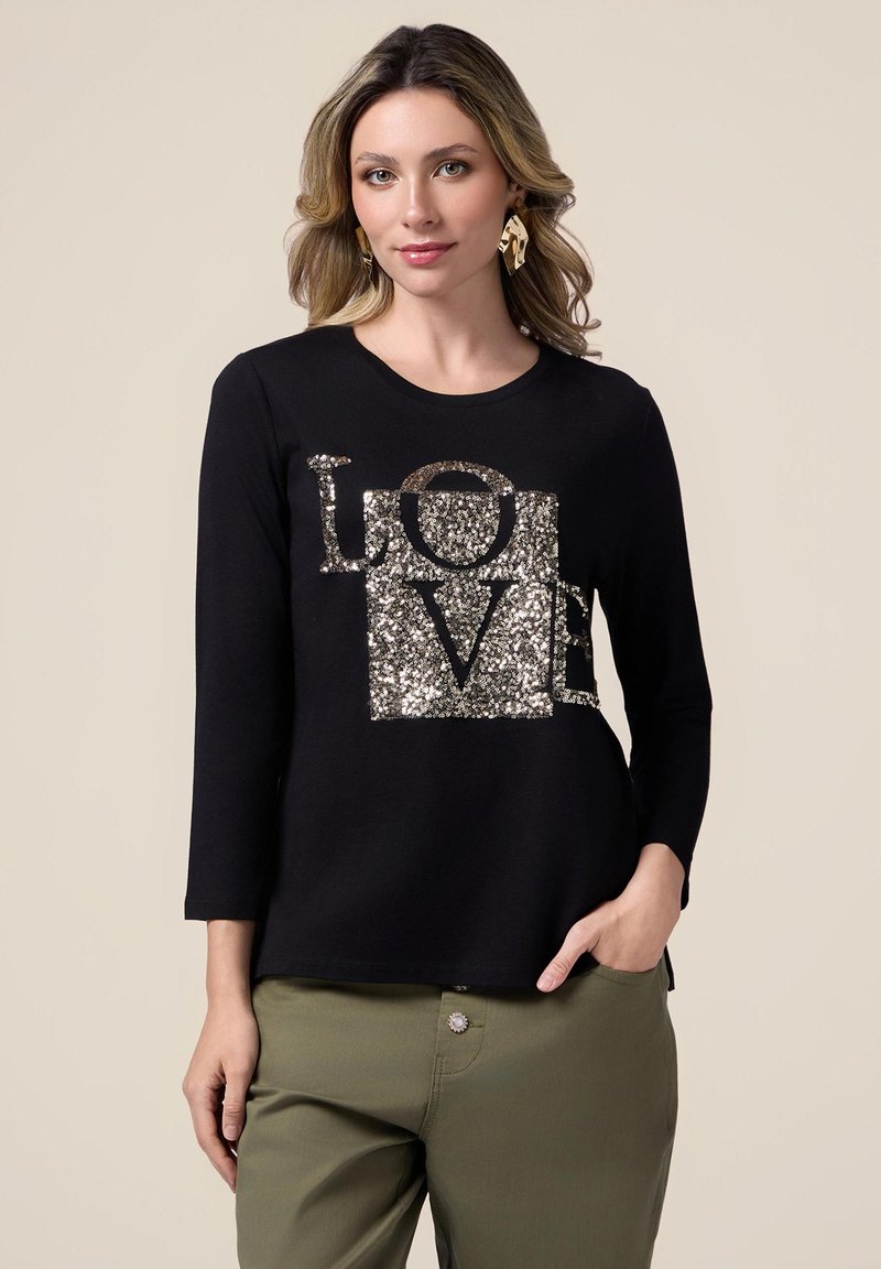 Maglietta nera a maniche lunghe con un design scintillante "LOVE" in oro e argento. Materiale morbido con scollatura rotonda e vestibilità comoda.