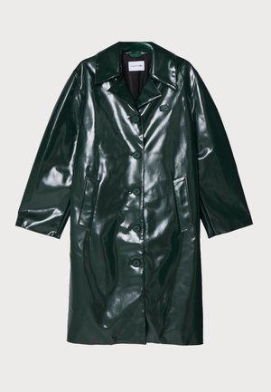 Cappotto in vinile verde lucido con un ampio colletto, chiusura frontale con bottoni, due tasche laterali e un piccolo logo sul petto.