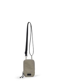 Borsa a tracolla sintetica grigia con tracolla nera regolabile, chiusura con zip e dettaglio del logo sulla parte anteriore; design rettangolare minimalista.