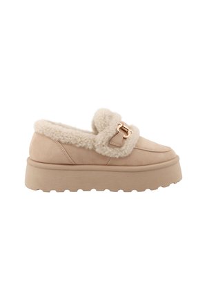 Beige slip-on platform loafer med blødt shearling-for, guldbuckledetalje og tekstureret sål for bedre greb.