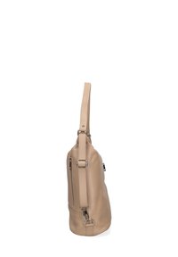 Borsa a spalla in pelle beige con finitura testurizzata, tracolla regolabile, hardware argentato e tasca con zip laterale.