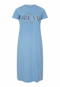 Ljust blå bomullsnattklänning med korta ärmar, rund halsringning och texten "låt mig DRÖMMA hela dagen" tryckt i dekorativa bokstäver över framsidan.