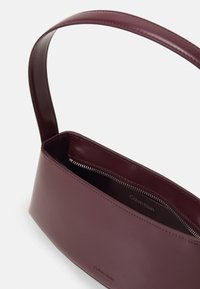Calvin Klein REFINED SCULPT BAG SHINY - Geantă de mână - oxblood