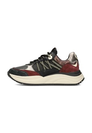 Zapatilla que presenta un diseño de materiales mixtos con malla negra, ante burdeos y acentos metálicos. Suela blanca gruesa con detalles texturizados.