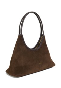 Sac à main en daim marron de forme triangulaire distinctive, avec des poignées en cuir lisse et un logo discret en or à l'avant.