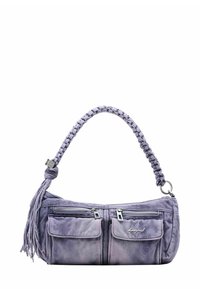 Fioletowa torebka z plecionym uchwytem, z dwiema zamykanymi na suwak kieszeniami z przodu i detalem z frędzlami, o miękkiej, teksturowanej powierzchni.