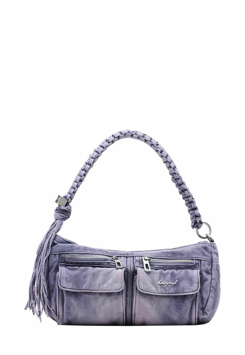 Fioletowa torebka z plecionym uchwytem, z dwiema zamykanymi na suwak kieszeniami z przodu i detalem z frędzlami, o miękkiej, teksturowanej powierzchni.