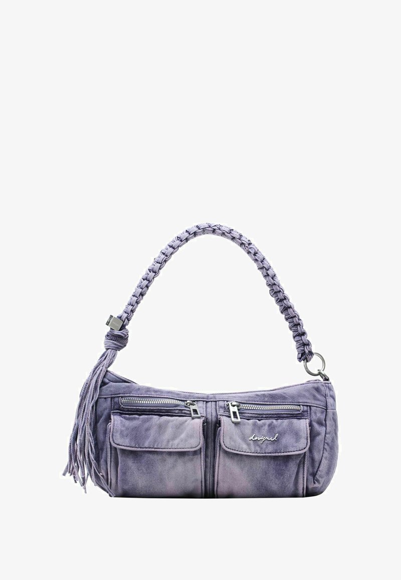Fioletowa torebka z plecionym uchwytem, z dwiema zamykanymi na suwak kieszeniami z przodu i detalem z frędzlami, o miękkiej, teksturowanej powierzchni.
