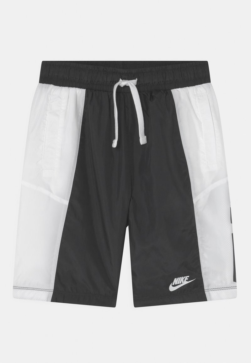 Pantalones cortos deportivos en blanco y negro, confeccionados en un material ligero, con cintura elástica, cordón ajustable, bolsillos laterales y detalle de logo.
