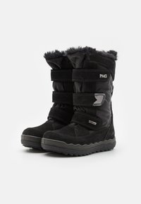 Svarta vinterstövlar med en kombination av glänsande nylon och mjuk mocka, texturerad yta, justerbara kardborreband och futterade kragar.