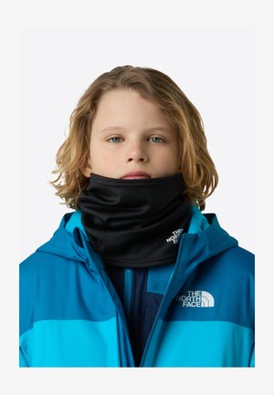 Scaldacollo nero indossato con una giacca turchese, caratterizzata da una zip frontale e un logo sul petto. Tessuto liscio, progettato per il calore.