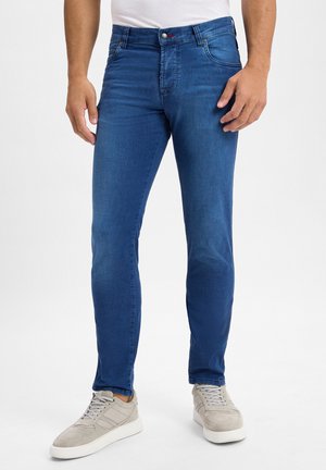 Herren Jeans aus blauem Denim, Slim-Fit, mit Knopfverschluss, fünf Taschen, glatte Textur, mit leichtem Glanz und ohne auffällige Muster.
