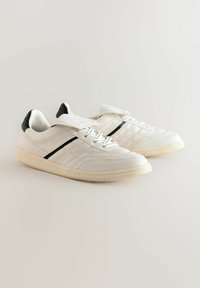 Unselected, white