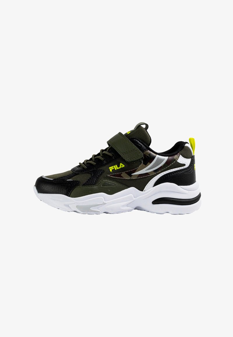 Baskets noires et vert olive en mesh et matériaux synthétiques, dotées d'une semelle blanche, d'une fermeture à bride et du logo Fila en jaune.