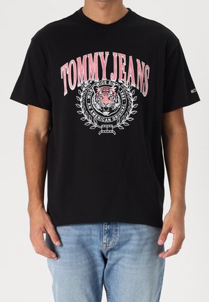 Zwart katoenen T-shirt met een groot grafisch logo van een tijger en "TOMMY JEANS" in roze, ronde hals, korte mouwen en een losse pasvorm.