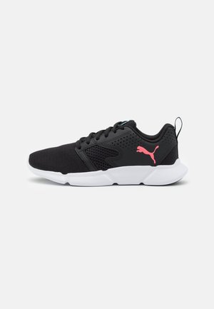 Schwarzer Sportschuh mit weißer Sohle, schwarzen Schnürsenkeln, Mesh-Obermaterial und pinkem Puma-Logo an der Seite, isoliert auf hellem Hintergrund.