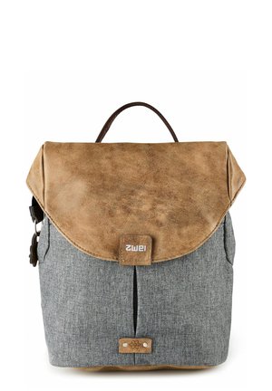 Zaino con corpo in tessuto grigio e patta, manico e base in pelle marrone, con linguetta frontale decorata da un piccolo emblema floreale.