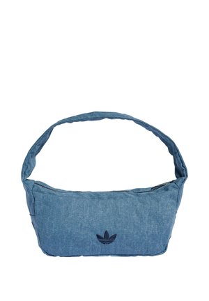 Bolso de hombro de mezclilla en azul claro con un logo bordado en azul oscuro. Cuenta con una correa ancha y suave y un cierre superior con cremallera.