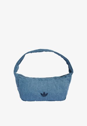 Bolso de hombro de mezclilla en azul claro con un logo bordado en azul oscuro. Cuenta con una correa ancha y suave y un cierre superior con cremallera.