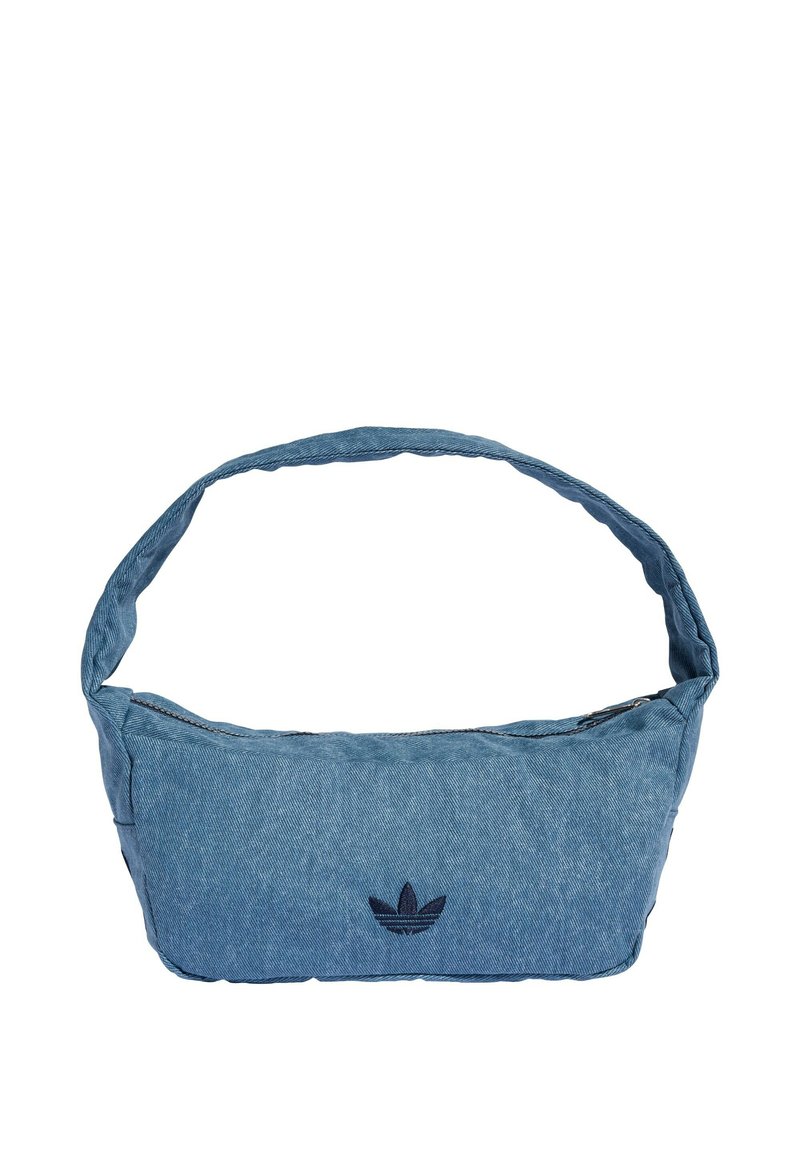 Borsa a spalla in denim azzurro con logo ricamato in blu scuro. Dotata di una tracolla larga e morbida e di una chiusura superiore con cerniera.