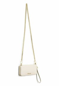 Sac en cuir synthétique beige avec une bandoulière en chaîne dorée, fermeture éclair et pochette, présentant une texture lisse et un matériel minimal.