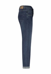 Donkerblauwe denim jeans met een slim fit, voorzien van een opgerolde zoom bij de enkel, minimale details op de achterzakken en een bruine leren patch bij de taille.