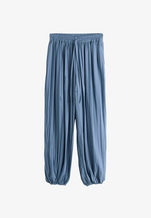 Hellblaue, locker sitzende Hose mit elastischem Bund und Bündchen an den Knöcheln, versehen mit vertikalen Falten und einer Kordel am Bund.