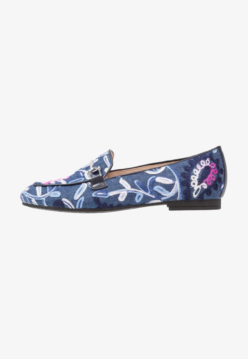 Mocassin plat bleu avec broderie florale blanche et rose et détail de boucle argentée sur le dessus, petit talon noir, profil latéral.