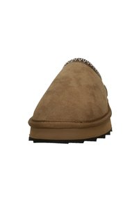 Lysebrune ruskindssko med slip-on design, tekstureret overdel, kontrastsyninger langs kanten og gummisål for bedre greb.