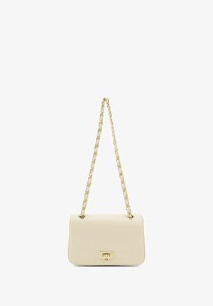 Roomkleurige rechthoekige handtas met een kettingriem in goudkleur en een gouden sluiting op de voorslag.