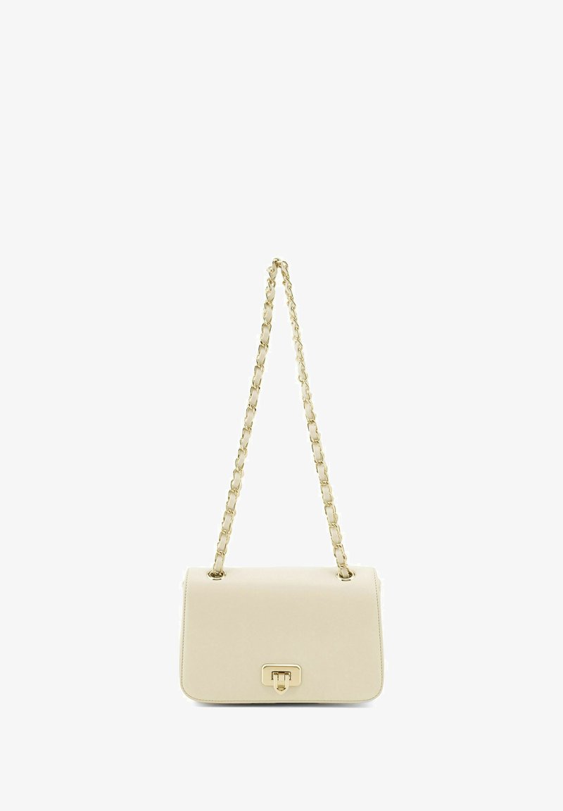 Sac à main rectangulaire de couleur crème avec une bandoulière chaîne dorée et une fermeture à fermoir doré sur le rabat avant.