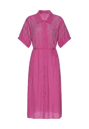 Abito camicia midi rosa con maniche corte, bottoni frontali, colletto, cintura in vita e motivo di piccole borchie o decorazioni.