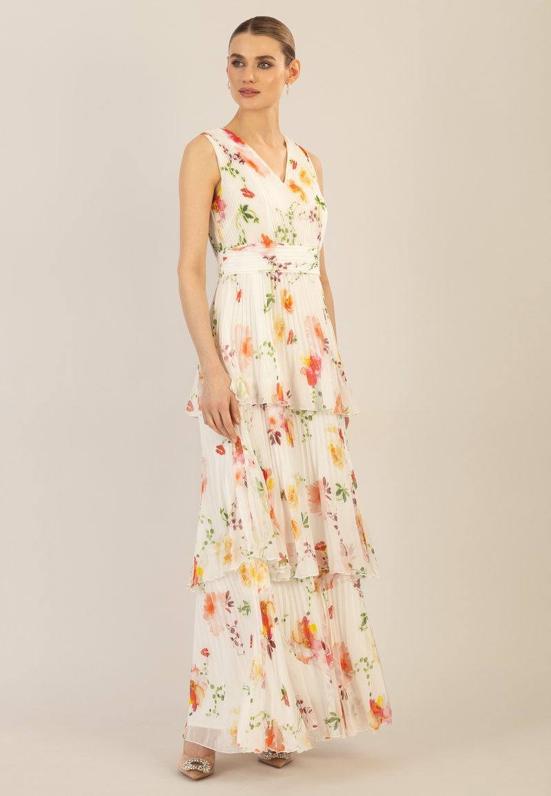 Robe maxi fleurie avec décolleté en V et design superposé. Tissu blanc avec des motifs de fleurs colorées, texture plissée et taille cintrée.