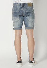 Koroshi BERMUDA CUTS STRETCH - Kratke hlače od trapera - azul cl light blue