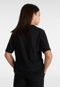 Sort bomulds t-shirt med korte ærmer, afslappet pasform og rund hals. Ensfarvet ryg uden synlige mønstre eller grafik.