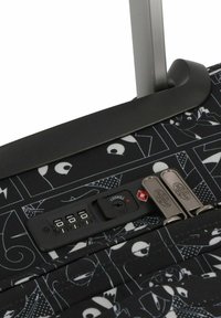 Valise noire avec un motif décoratif comportant diverses formes. Inclut un cadenas à combinaison et des fermetures en argent pour plus de sécurité.