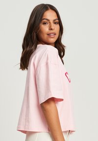 CALLI COLLEGE  - Apdrukāts T-krekls - pale pink white logo