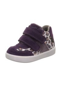 Lila Wildlederschuhe mit Leopardenmuster an der Seite, doppelten Klettverschlussriemen, runder Zehenform und weißer Gummisohle. Kurze Knöchelhöhe.