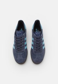 adidas Originals GAZELLE UNISEX - Sapatilhas - shadow navy/clear blue