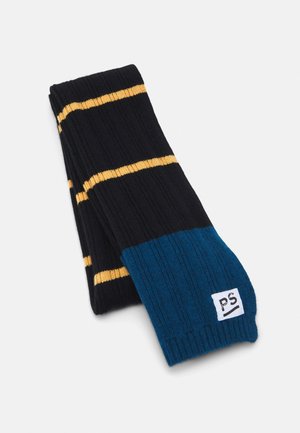 Bufanda de punto negra plegada con rayas horizontales amarillas y un parche azul en un extremo con el logo blanco PS.