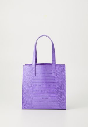 Bolso tote de cuero sintético color púrpura imitando cocodrilo, con dos asas y logo en relieve, caracterizado por una forma estructurada y textura brillante.